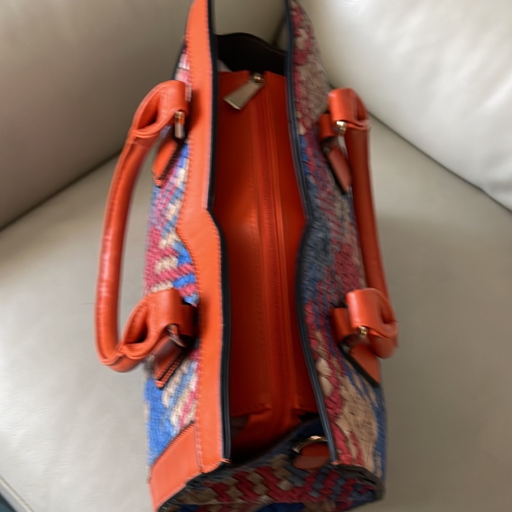Small Tote Style Purse with Removable/Adjustable Shoulder Strap - Picture 3 of 7